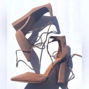 SHOE REPULBIC LA CLOSED TOE HEELS SIZE 10- TAN